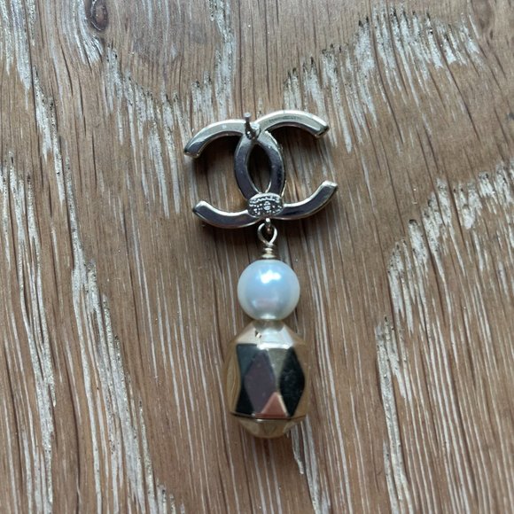 CHANEL - Costume Jewelry - Earrings - Picture 2 of 2